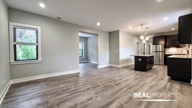 Building Photo - 3 bedroom in EVANSTON IL 60202