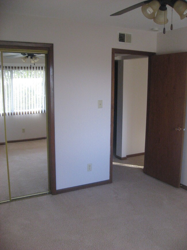 Apartments of Oakland Rd 1112 Oakland Rd NE Cedar Rapids IA 52402 Apartment Finder