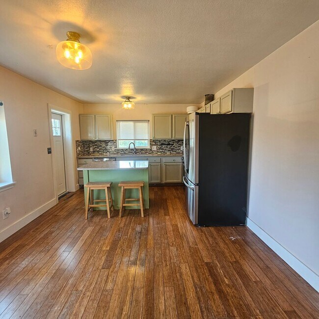 Building Photo - Comfortable 3-Bedroom, 2-Bath Lower Unit with Fully Fenced Yard in West Bremerton