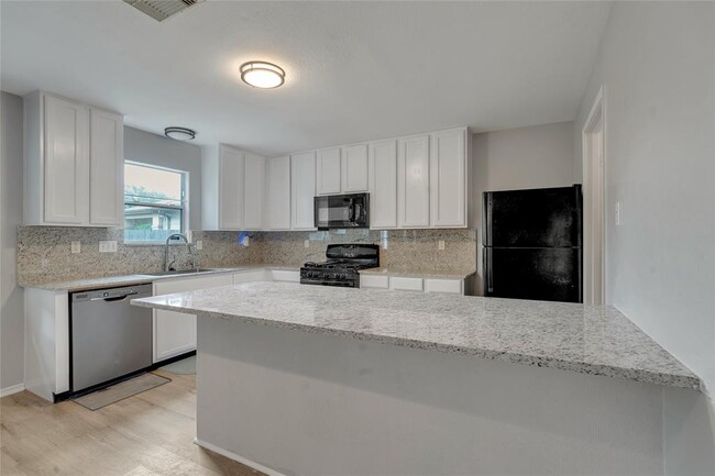 Building Photo - 24422 Lakecrest Village Dr