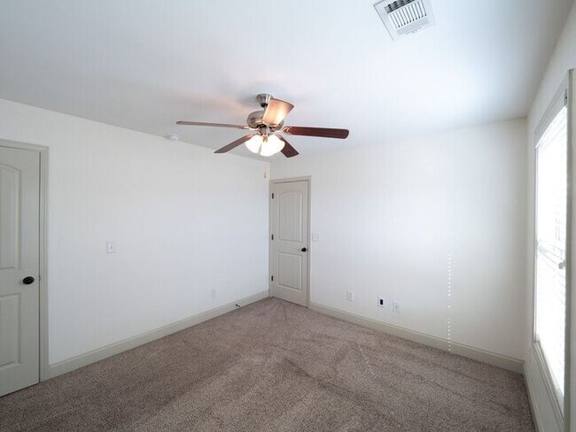 Building Photo - 512 Watercourse Way