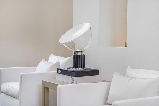 Building Photo - 1736 Cox Rd