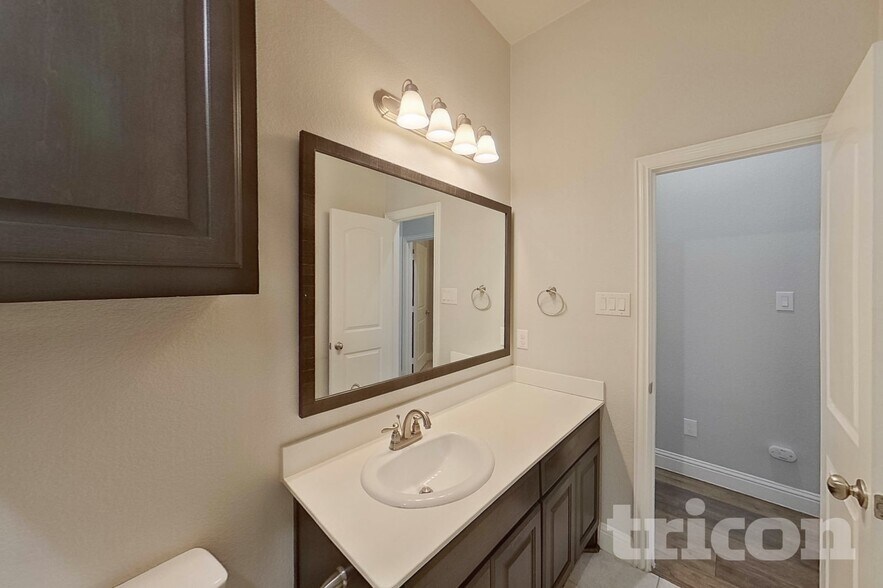 Building Photo - 536 Longhorn Ln