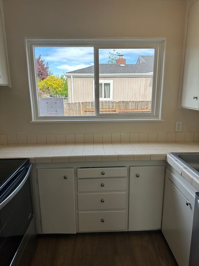Building Photo - Charming 2 bed 1 bath house in a great nei...