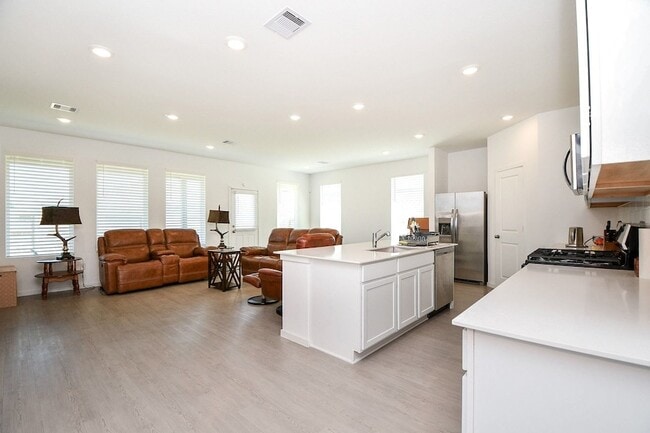 Building Photo - 26610 Coast Redwood Dr