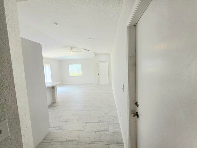 Building Photo - 569 E Ridge Cir N