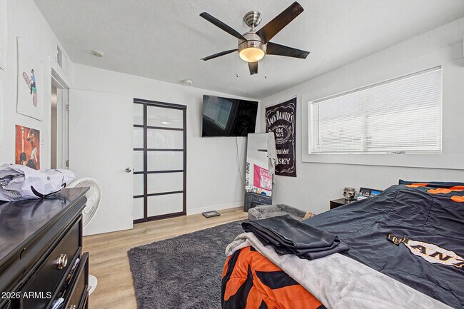 Building Photo - 2208 W San Miguel Ave