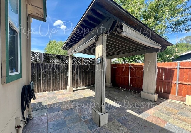 Building Photo - Comfortable & Well-Appointed 3-Bedroom Hom...