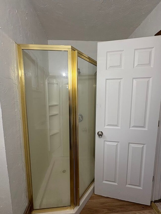 Building Photo - Large 4 bedrooms 2 full bathroom home for rent