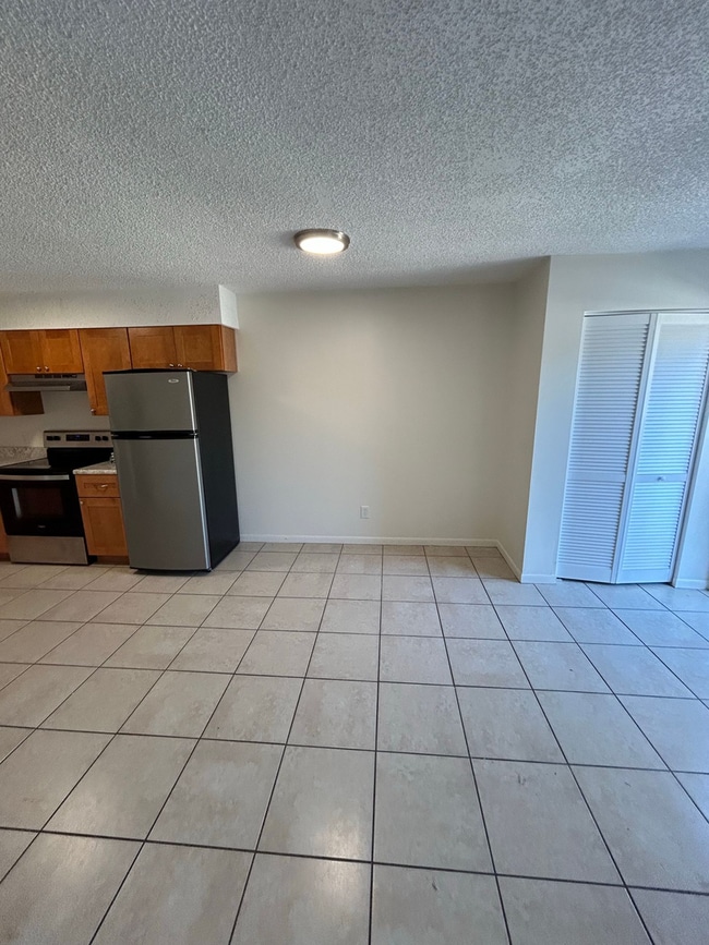 Building Photo - North Lakeland Apartment!