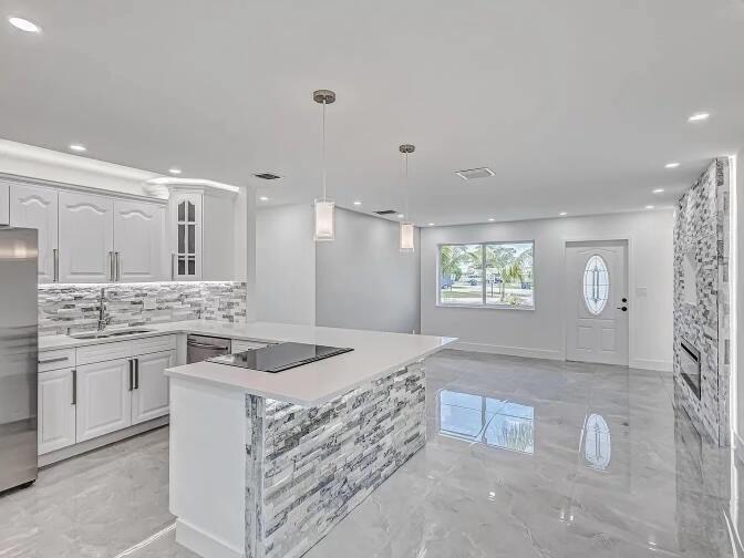 Building Photo - 855 Date Palm Dr