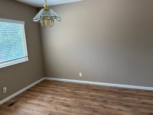 Building Photo - 4 bedroom 2.5 bath in NW Suburban Reno