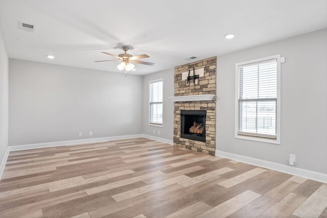 Building Photo - 4 Bedroom Home For Rent Near Post!