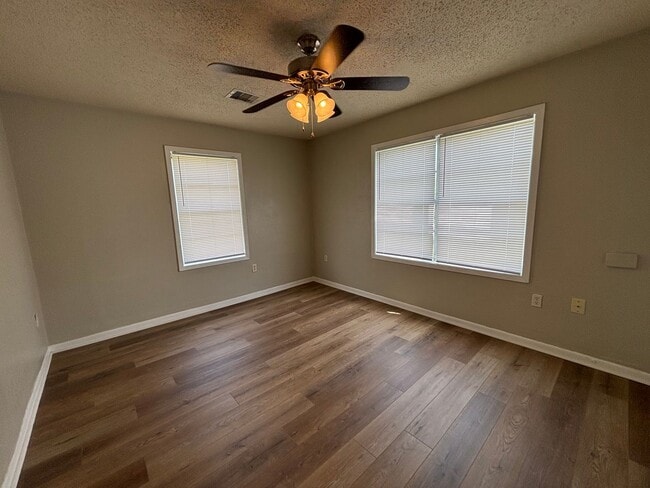 Building Photo - Lovely 5 Bedroom 2 Bathroom with a Fenced Backyard!