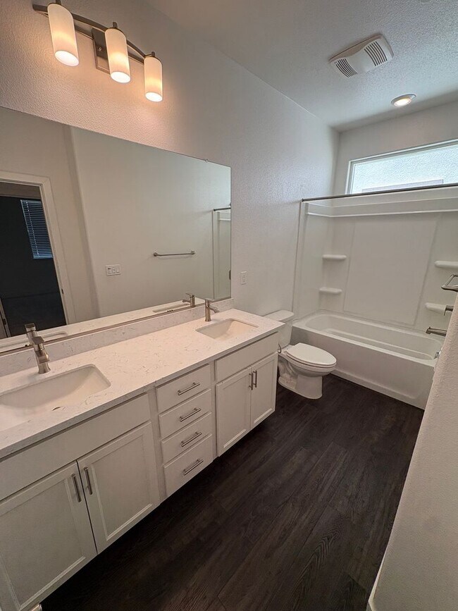 Building Photo - Beautiful 4 Bed 3 Full Bath Home with Solar in Brentwood