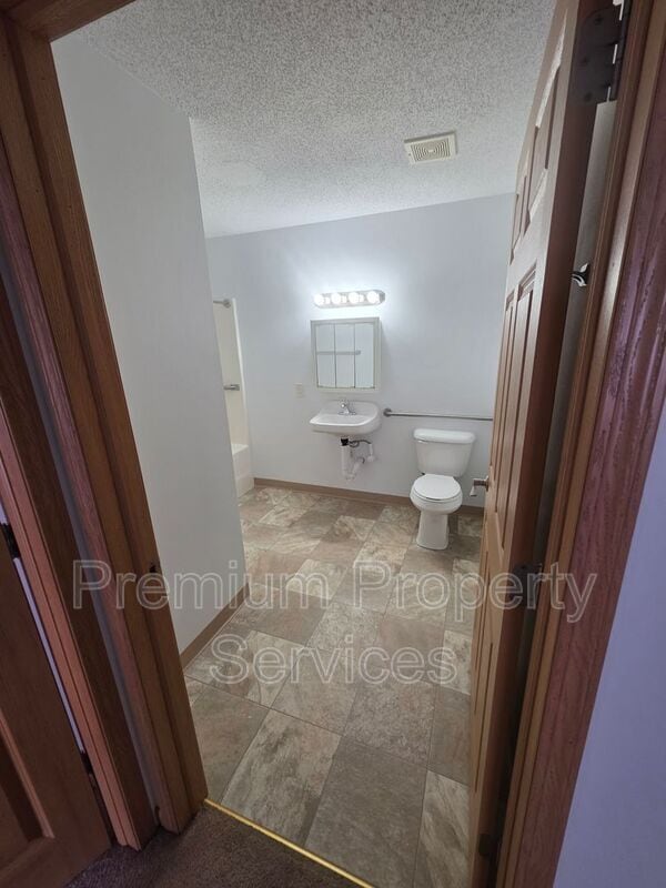 Building Photo - 435 Willis Ave