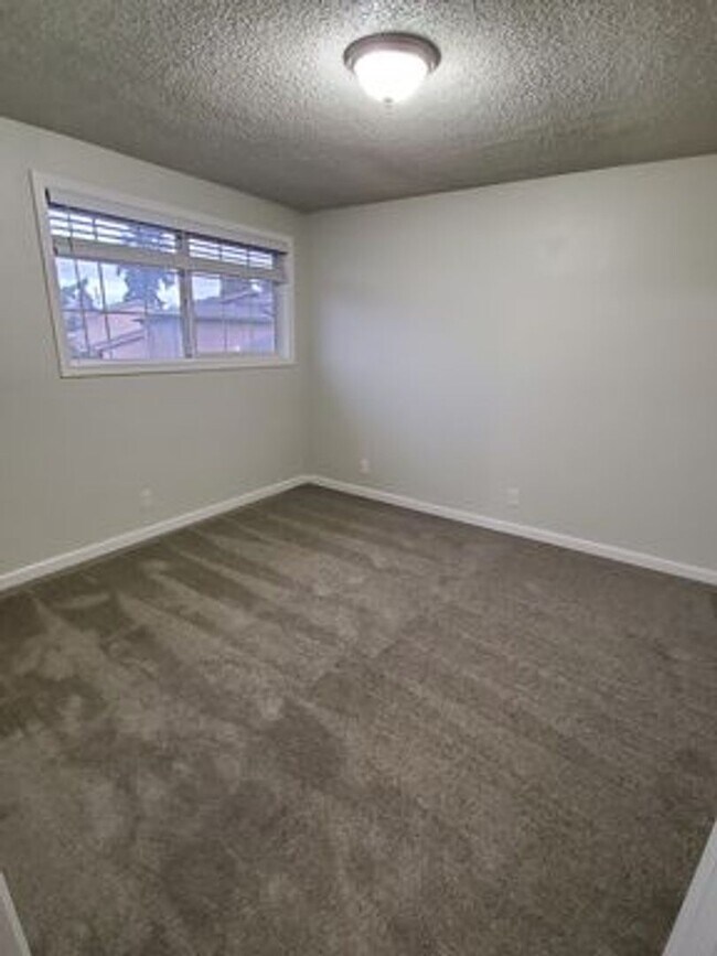 Building Photo - Fully Remodeled 3 Bedroom Townhome!