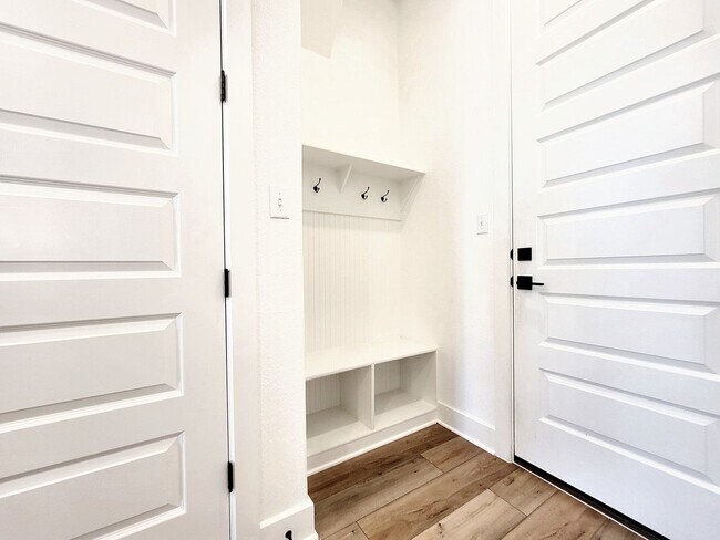 Building Photo - 513 Three Feathers Ct