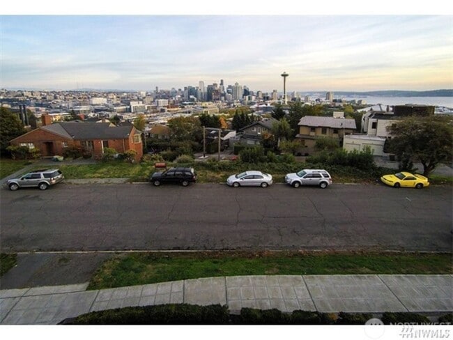 Building Photo - 3Bd/1.75Ba Seattle House
