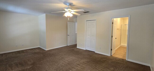 Building Photo - 3/2 One Car Garage Town Home in Meadow Woo...