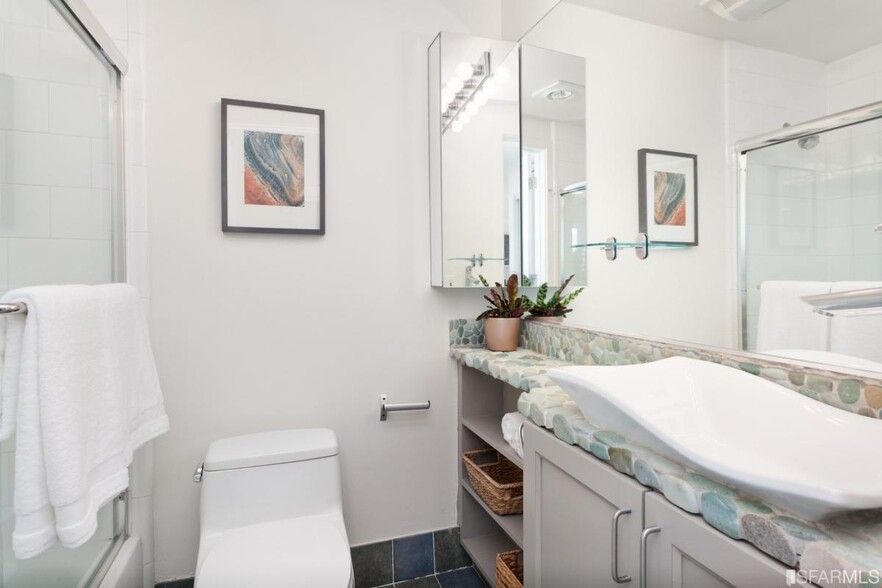 Full Bathroom - 638 Minna St