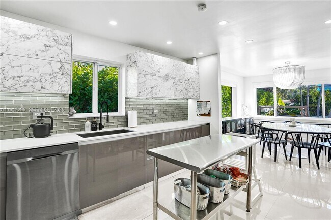 Building Photo - 9181 Byron Ave