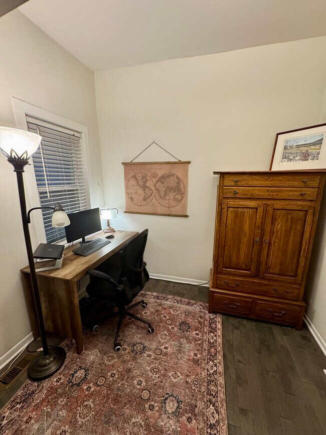 Building Photo - 2027 W Homer St