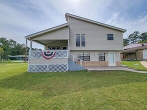 Building Photo - Extremely well maintained home. The second...
