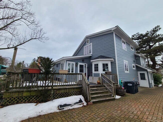 Building Photo - Charming 3-Bedroom, 2-Bathroom Home in South Haven, MI