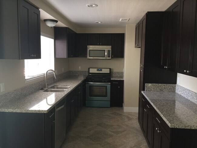 Building Photo - Riverside Home 4bd/ 2ba