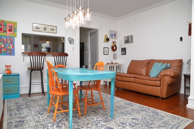 Building Photo - Adorable 5 Bed Single Family Home Near Uptown