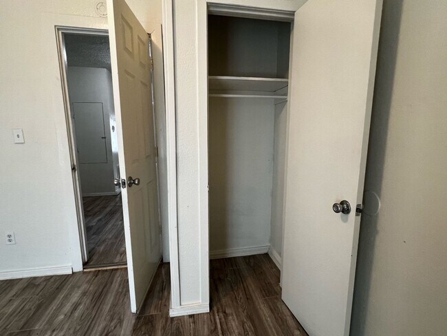 Building Photo - Huge 2 bed 1 bath