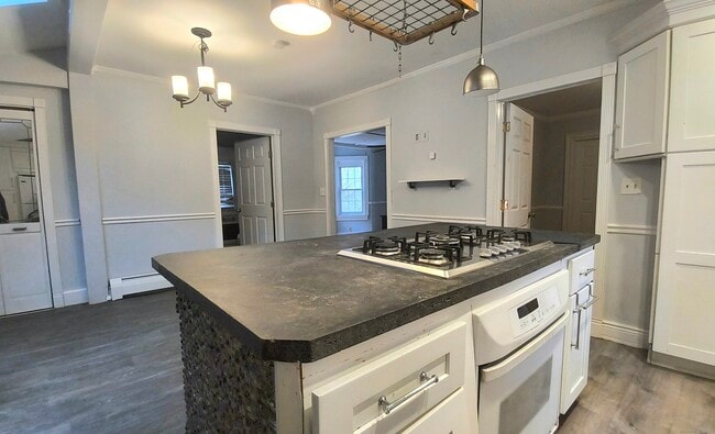 Building Photo - 204 Main St