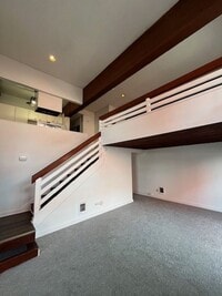 Building Photo - Renovated Queen Anne Apartment