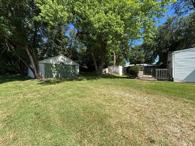 Building Photo - Available now 2 bedroom 1 bath with bonus ...