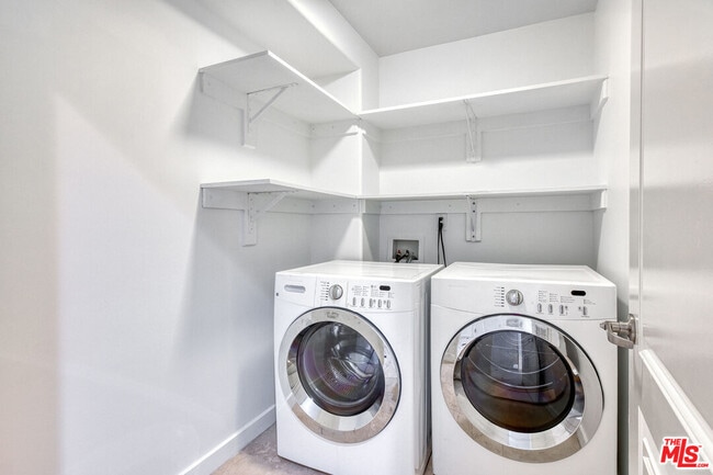 Building Photo - 401 N Serrano Ave