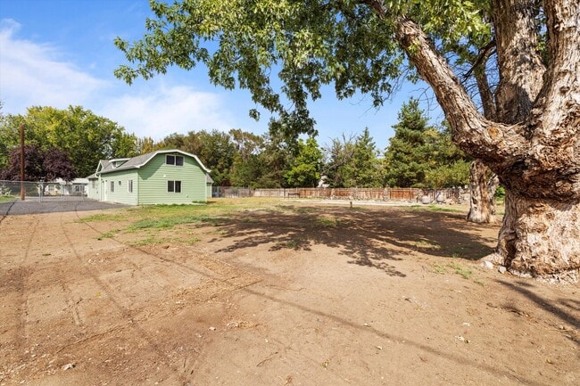 Building Photo - Beautiful 3-Bedroom, 3-Bath Home with a Huge Yard and Ample Parking