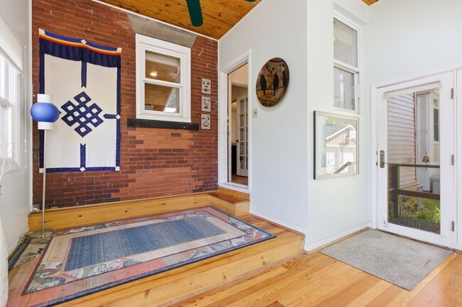 Building Photo - Stunning 5 Bedroom 2.5 Bathroom Home in Squirrel Hill