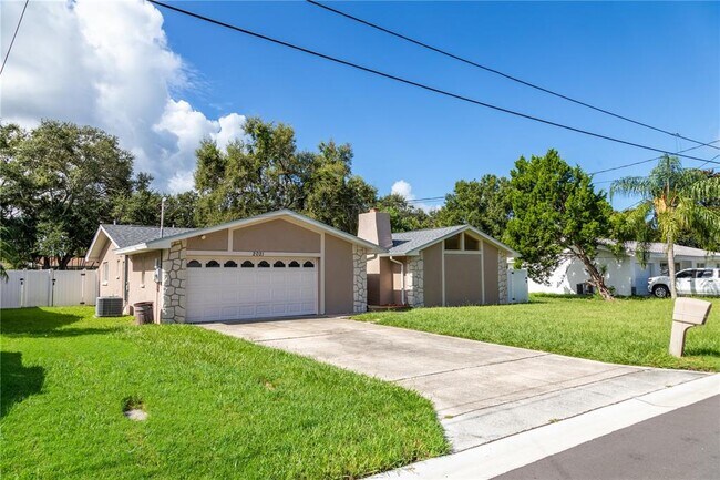 Building Photo - 2021 Valley Dr