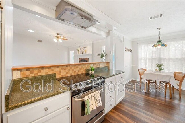 Building Photo - 210 Pine Grove Dr