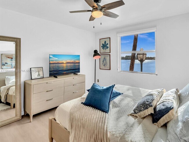 Building Photo - 17150 N Bay Rd