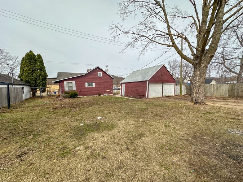 Building Photo - 401 S Oak St