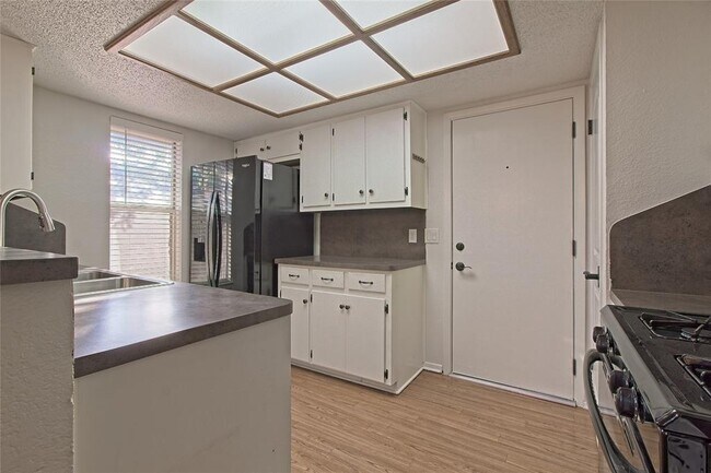 Building Photo - 909 Garden Meadow Dr