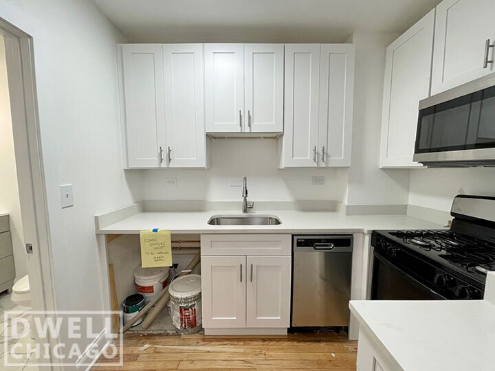 Building Photo - 1851 W Dickens Ave