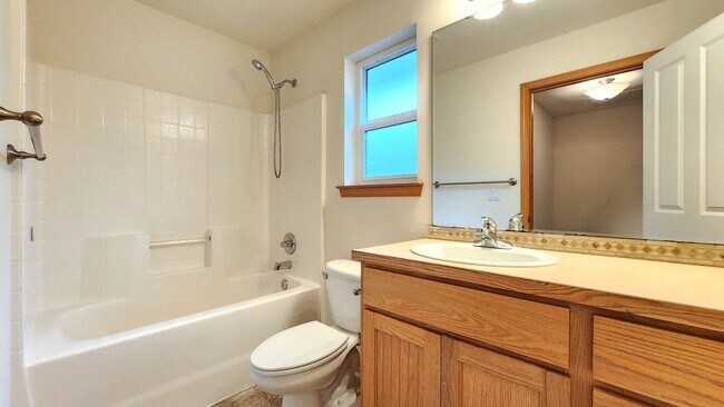 Building Photo - Home in Everett 3 Beds 2.5 bath - Pet Frie...