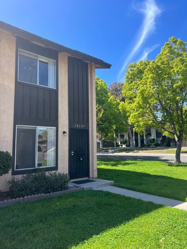 Building Photo - Updated 2BR/1BA 2 Story Townhome in Park Like setting in Santee
