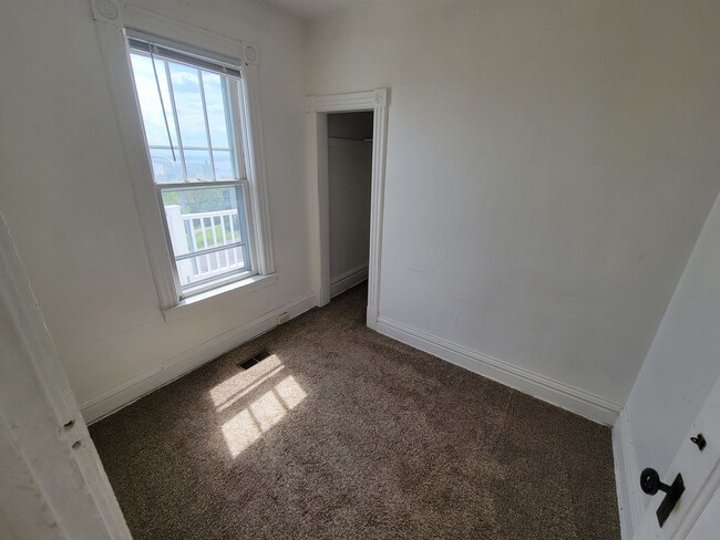 Building Photo - AVAILABLE JULY - 3 BED 1 BATH