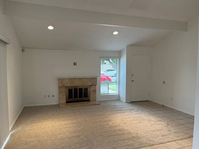 Building Photo - 2 Bedroom, Single Story Condo With A/C!
