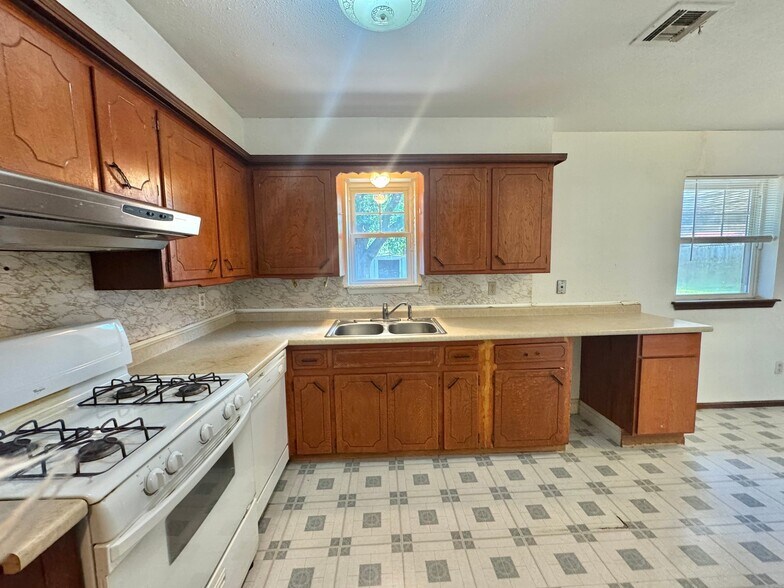 Building Photo - 1233 Straka Terrace