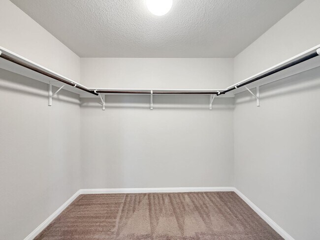 Building Photo - 401 Utica Way